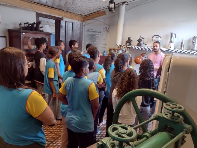 api-modulos/fotos/img/galeria_cat_culturais_493/493/13845/VISITA GUIADA ESCOLA MUNICIPAL PEDRO MOREIRA MENDONÇA, PROF. SIMONE, 10.09.2026 (3).jpg
